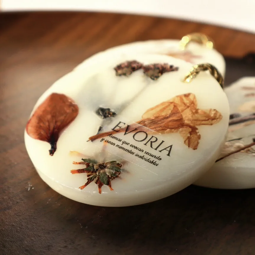 Placas aromáticas colgantes Evoria con flores secas y cordón dorado