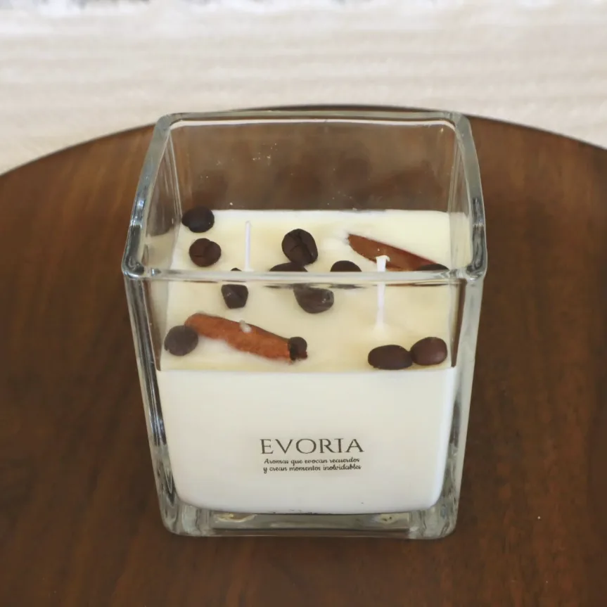 Vela cuadrada grande de Evoria con granos de café y rama de canela
